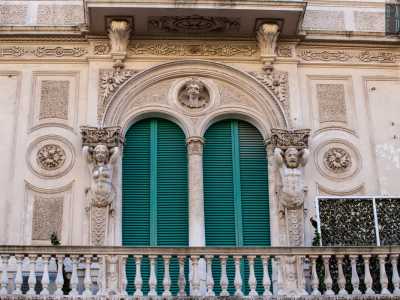 Cattura l�occhio la bifora centrale, ornata da motivi scultorei floreali...